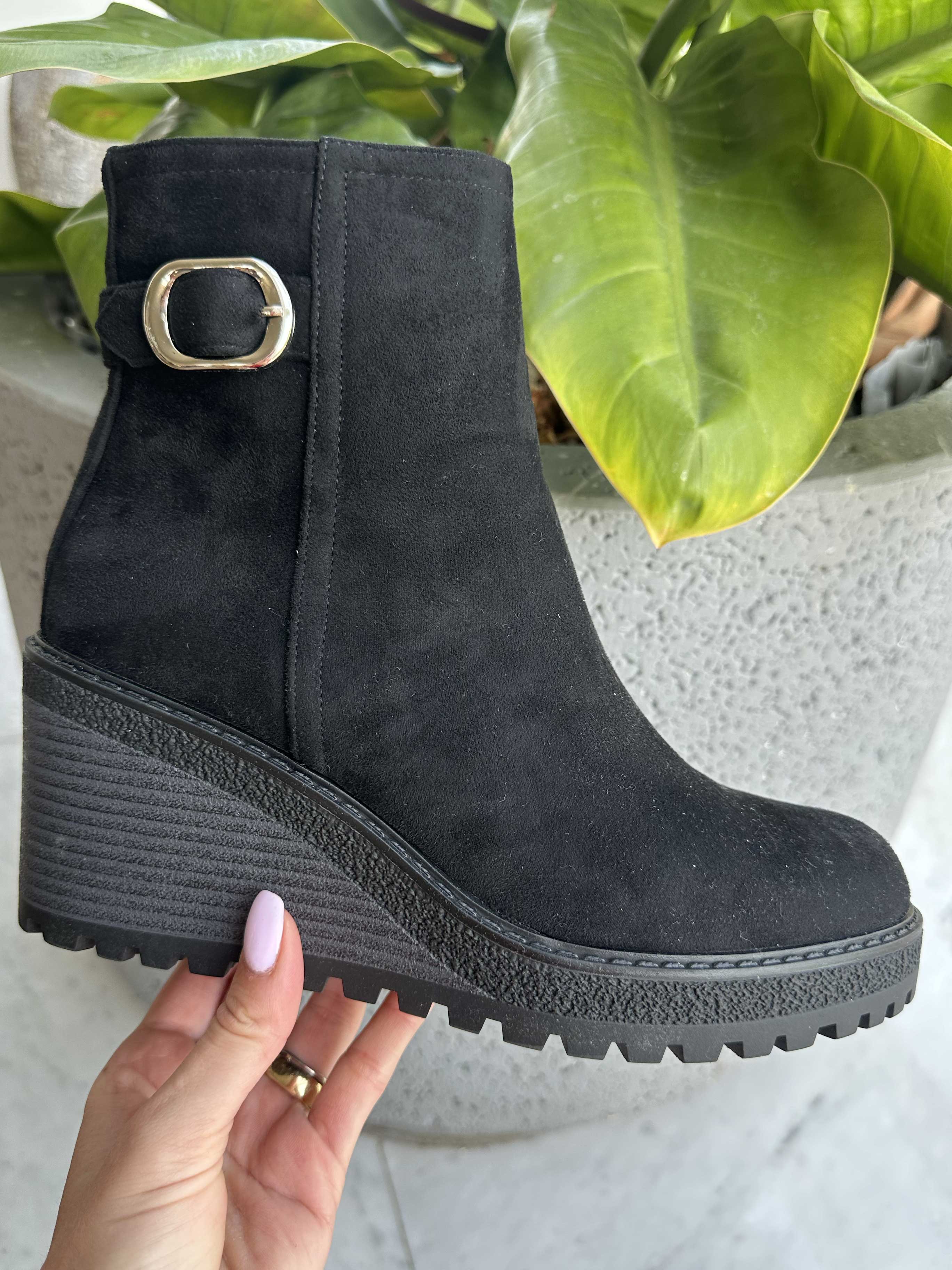 Carola - Støvle med kilehæl og sølv spænde